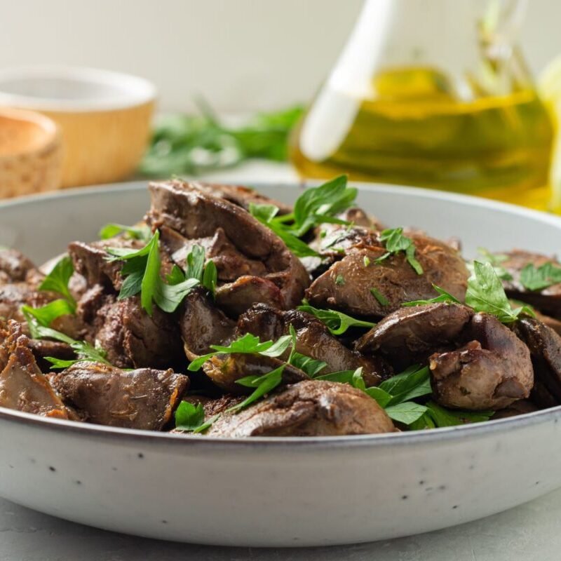 Hígados de pollo criadas a campo, con libre acceso al pastoreo, alimentación natural y sin uso de antibióticos ni hormonas.