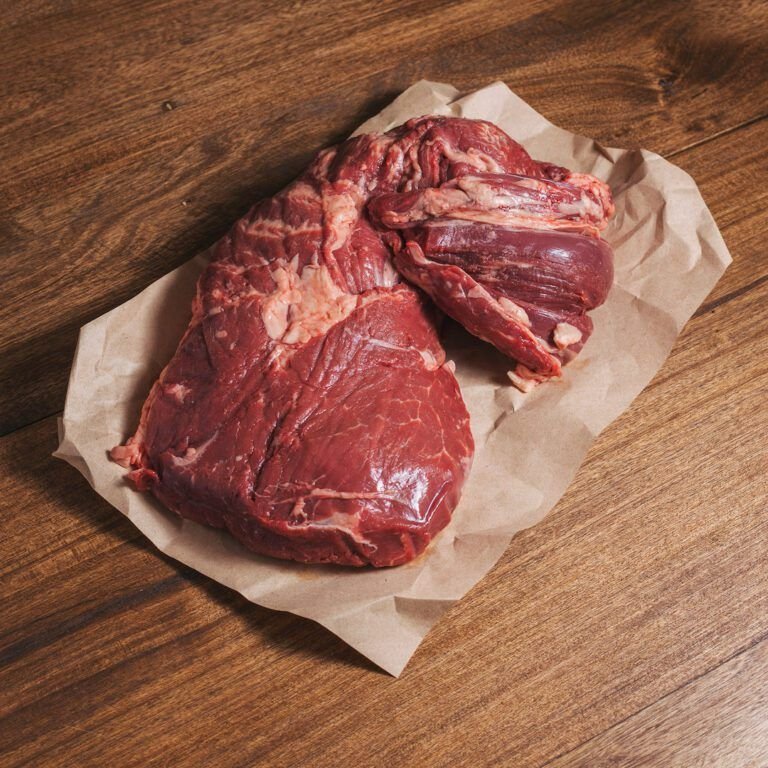 Lomo pastoril de vacas felices. Vacas alimentadas con pastizales nativos sin hormonas ni antibióticos. Ganadería regenerativa