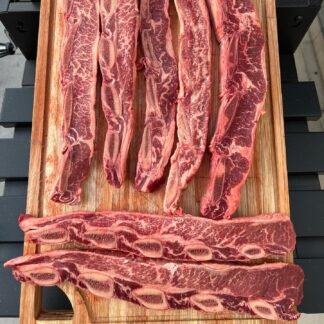 Asado banderita pastoril de vacas felices. Vacas alimentadas con pastizales nativos sin hormonas ni antibióticos. Ganadería regenerativa
