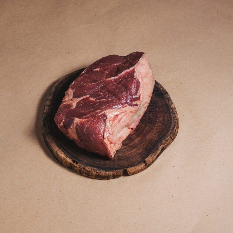 Centro de paleta de vacas felices. Vacas alimentadas con pastizales nativos sin hormonas ni antibióticos. Ganadería regenerativa