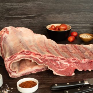Costillar pastoril de vacas felices. Vacas alimentadas con pastizales nativos sin hormonas ni antibióticos. Ganadería regenerativa