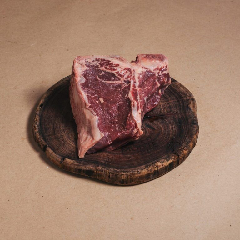 T-bone pastoril. Vacas libres sin maltrato animal, sin hormonas ni antibióticos. Ganadería regenerativa. Vacas felices que pastan en libertad